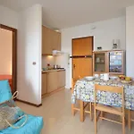 Della Luna بيبيوني